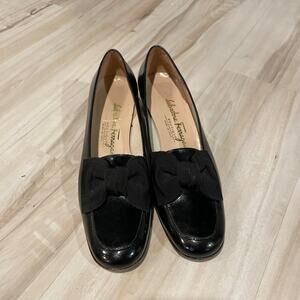 Vintage Salvatore Ferragamo bow loafers size 5 B